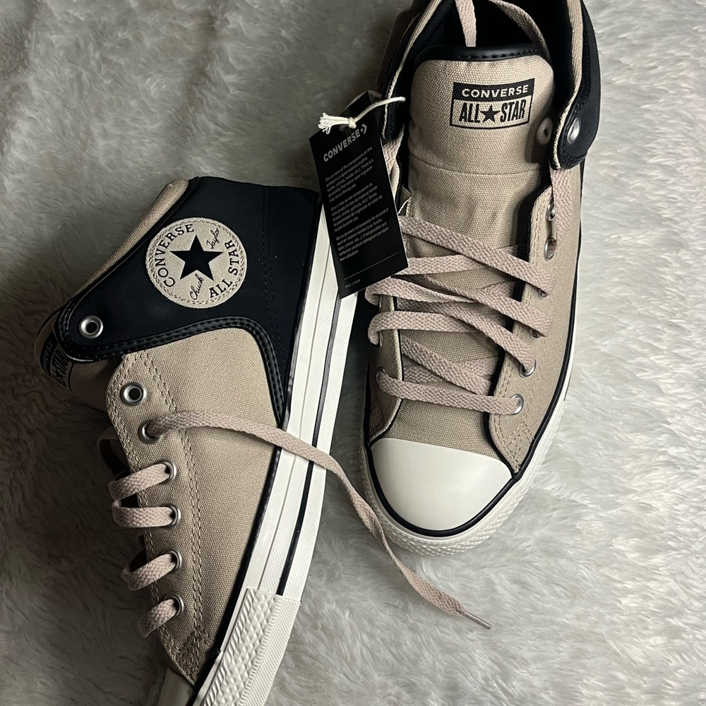 CONVERSE Sneakers M9.5 W11.5
Chuck Taylor Black/Papyrus Mid
Top CTS High Street